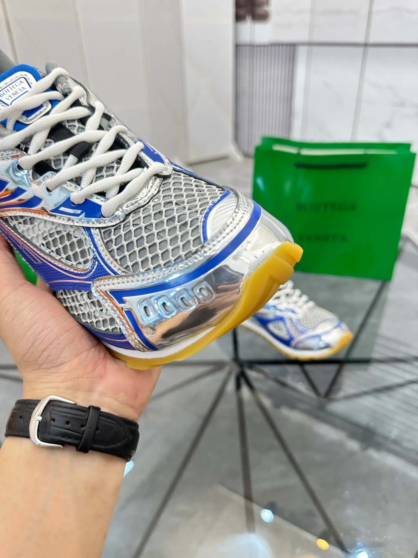 Factory men's shoes 💰: 620💰 (top version) BV Orbit sneakers Wang Yibo's same style couple's dad shoes Runner sneakers, made of lightweight technical mesh fabric. Matched with geometric pattern designed rubber outsole Wang Zha series high version Look for the package craftsmanship The actual height is much higher, but the legs are still slim. Very nice and playable and durable Matching to the standard 💯 Package shoe technology Look for the high version The outsole is made of color-blocked TPU outsole Women's model 35 36 37 38 39 40 41 (40 41 customized) Men's model 38 39 40 41 42 43 44 45. (Customized size 38 45.46) No. H345